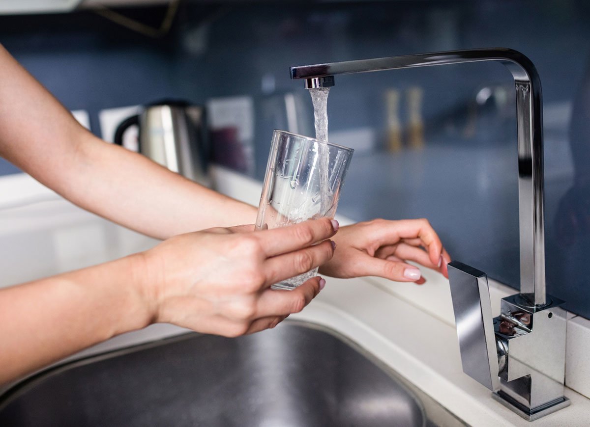 Bere acqua del rubinetto: perché è meglio